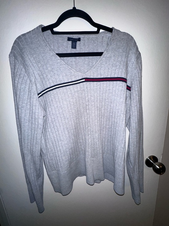 Tommy Hilfiger Sweaters - 90’s/Y2K Tommy Hilfiger Light Gray Ribbed V-Neck Sweater with Stripe Detail